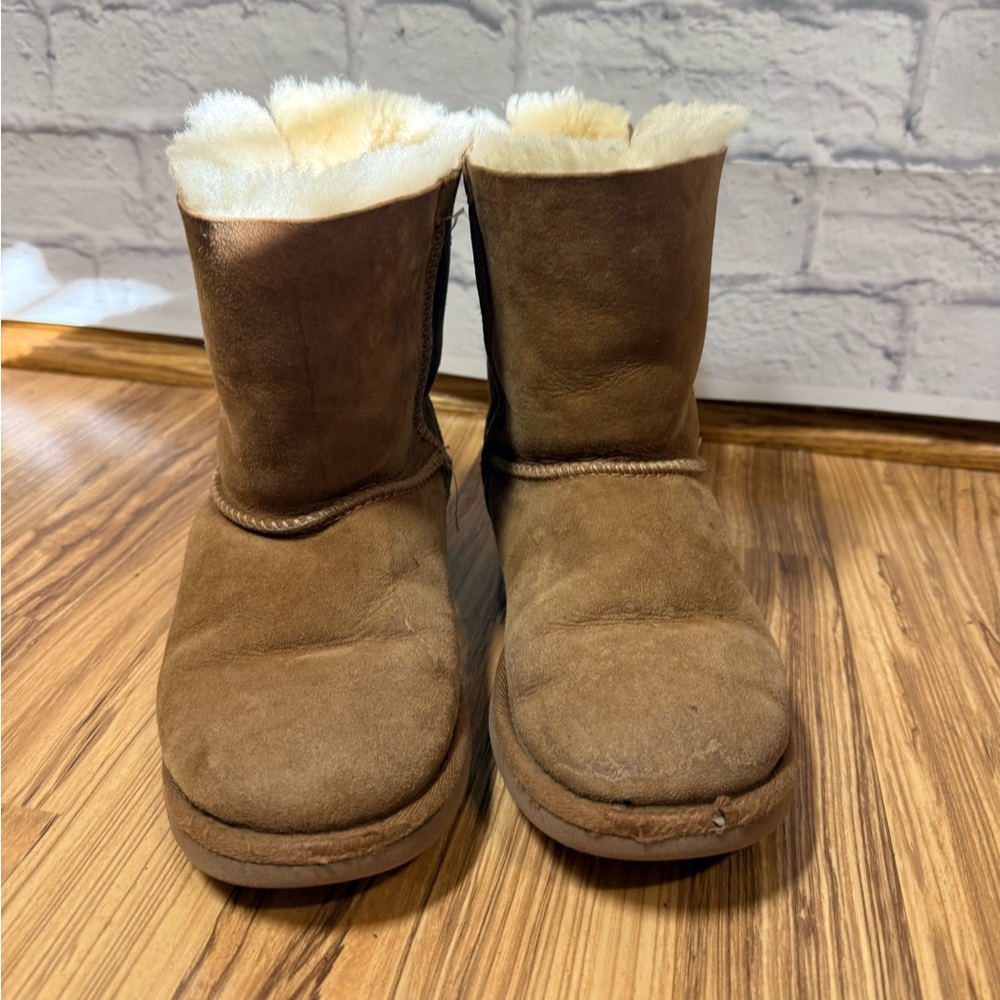 UGG Girl’s Boots with Bow, sz 4